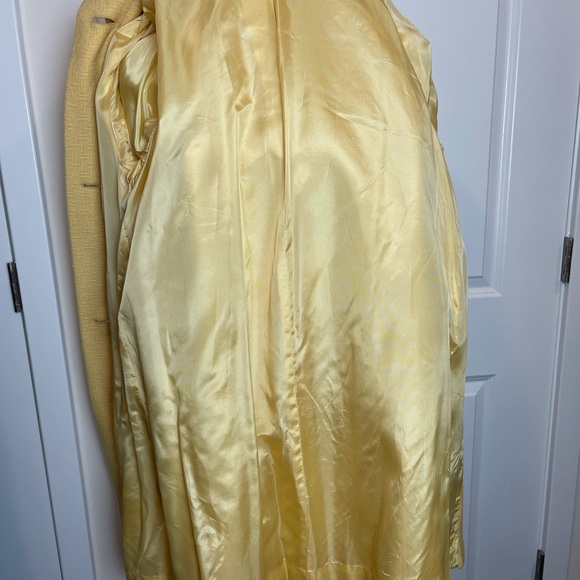Vintage women’s Yellow coat with large buttons - Picture 5 of 5